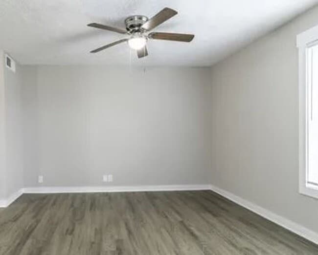 Building Photo - 302 S Camp Meade Rd