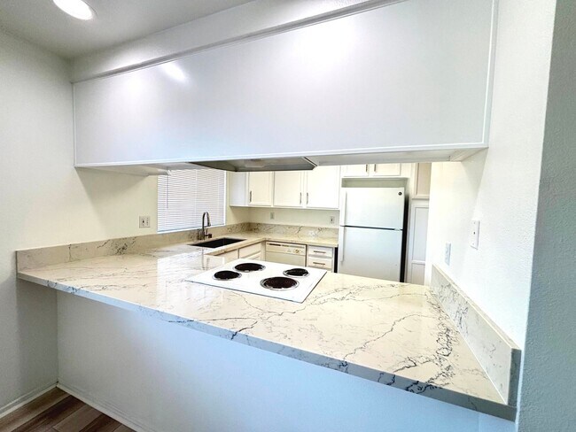 Foto del edificio - Sunny Top Floor 2 bedroom 2 bath Condo Wit...