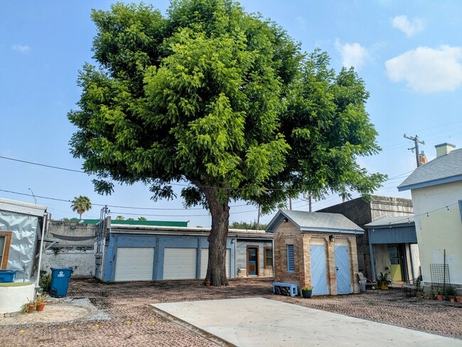 Building Photo - 1500 E Madison St