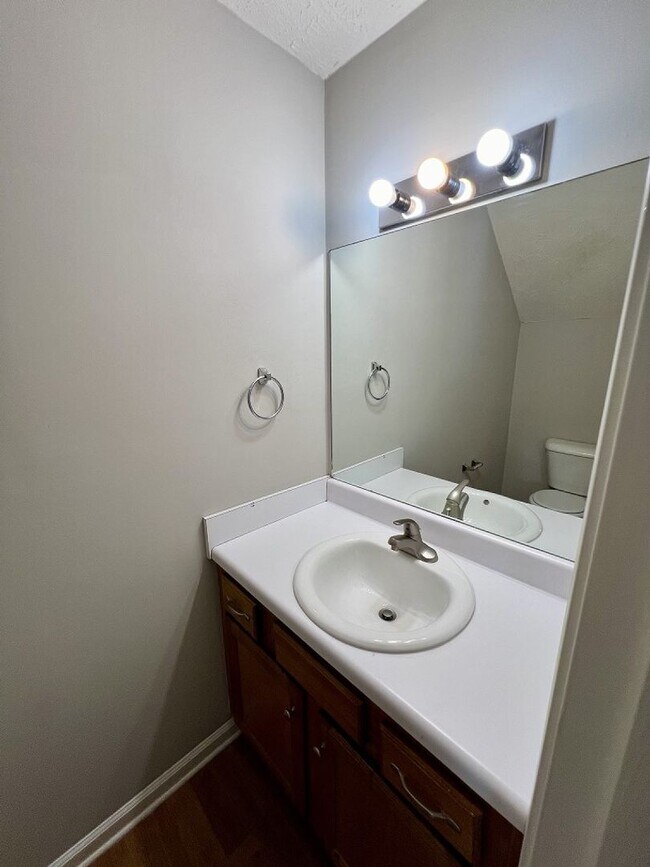 Building Photo - 2 Bed, 1.5 Bath Duplex in North Murfreesboro