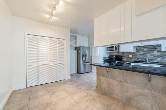 Foto del edificio - 2354 Fletcher Dr