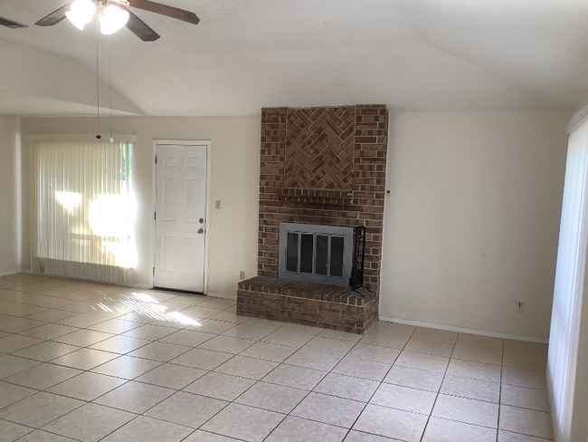 Building Photo - 109 Lake Forest Blvd