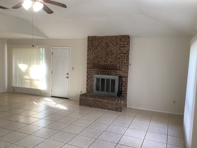 Foto del edificio - 109 Lake Forest Blvd