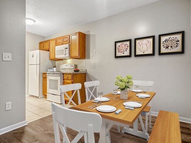 Foto del edificio - Pennington Court Apartments - Spacious with Washer/Dryer Hookups