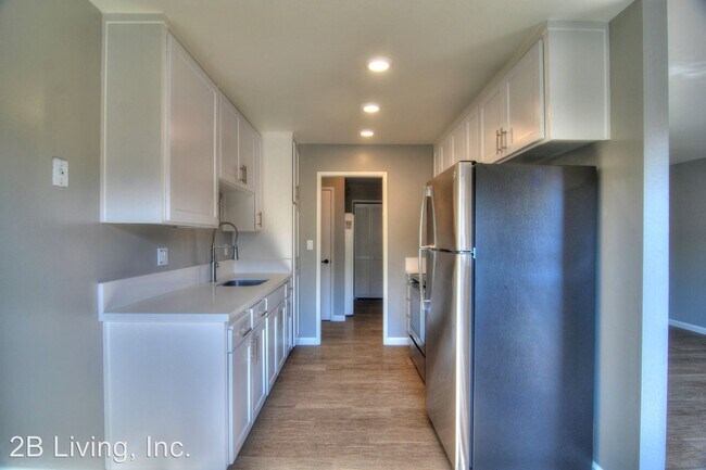 Building Photo - 565 Escuela Ave