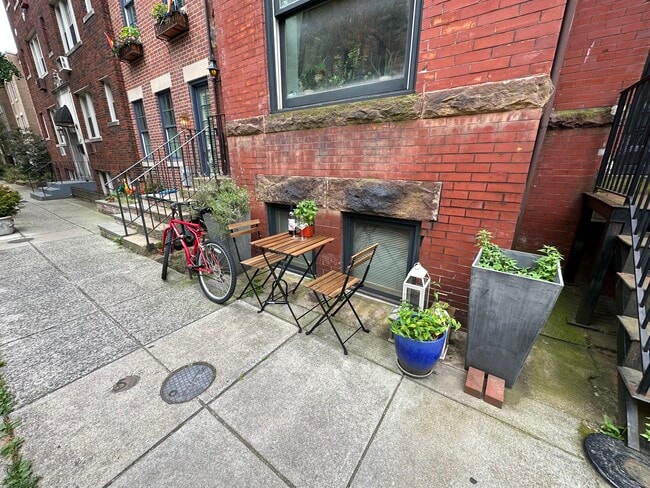 Foto del edificio - 1828 Swann St NW