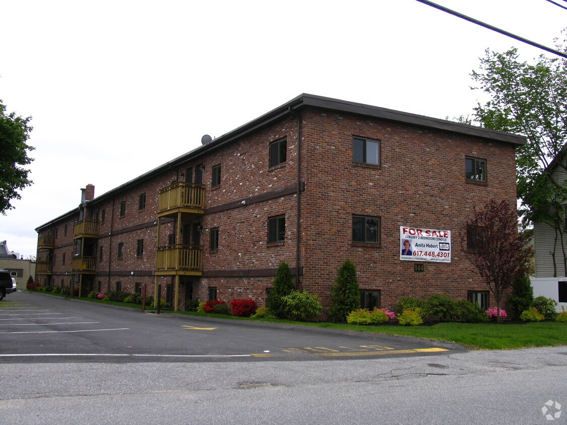 144146 Willow St, Waltham, MA 02453 Apartments Waltham, MA