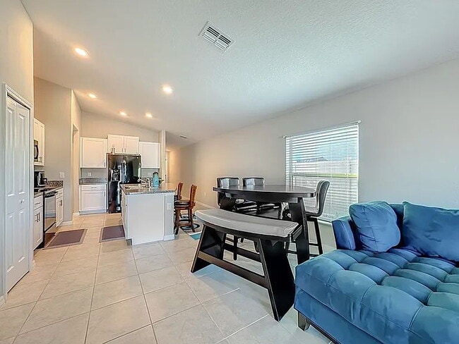Foto del edificio - Well-Located Home Near Amenities | Lake Access + Pet Negotiable