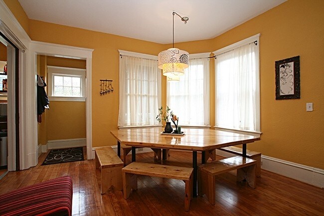Interior Photo - 615 15th Ave E