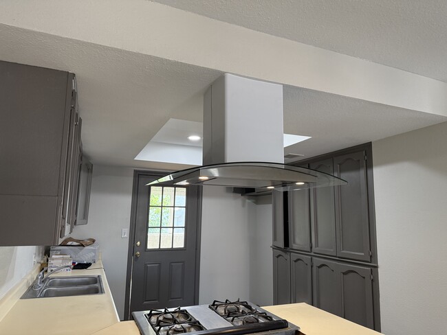 Upscale kitchen .. great lighting - 1907 W Whitendale Ave