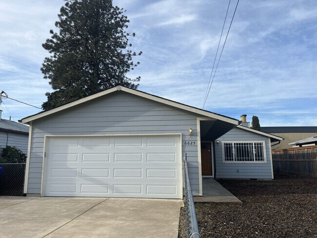 Foto del edificio - Charming Single-Level Home Featuring New Hardwood Floors, Bright Bedrooms & Open-Concept Living