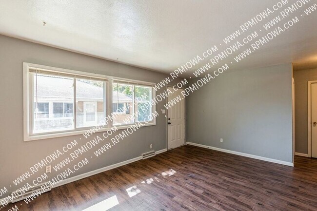Foto del edificio - COZY 2 Bed, 1 bathroom Duplex nestled in t...