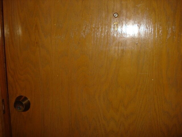 puerta de entrada al apartamento - 604 Bowery St
