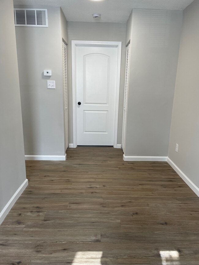 1 Bdr Hallway with Pantry - Oak Terrace