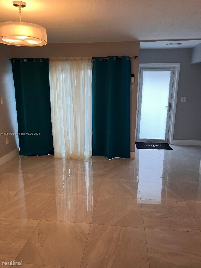 Foto del edificio - 3 br, 2.5 bath Townhome - 11712 SW 13th St
