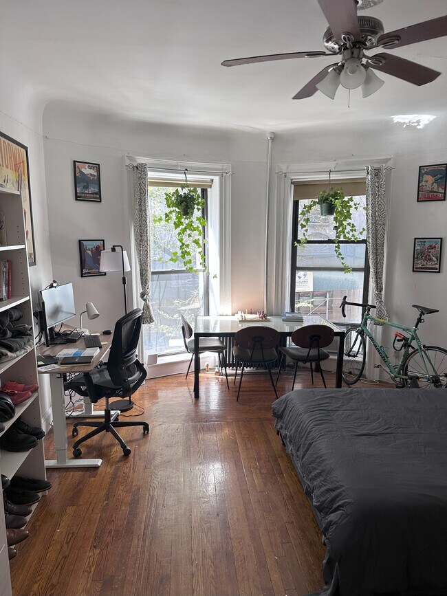 Foto del edificio - 241 W 100th St