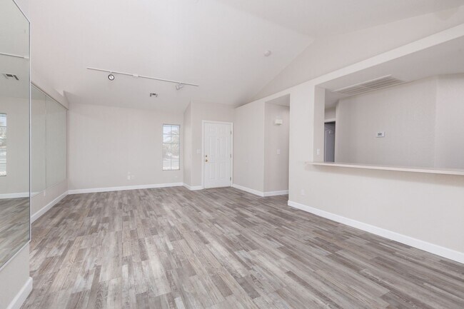 Foto del edificio - 3-bedroom, 2-bathroom home with a double car garage located in a non-HOA area