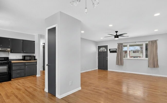 Building Photo - South Boulder Gem: 3 Bed, 2 Bath with Stunning Flatiron Views & Hardwood Flooring throughout!