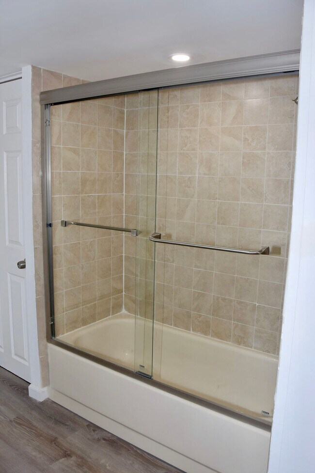 Tub/ shower - 55 Shadow Grove Ln