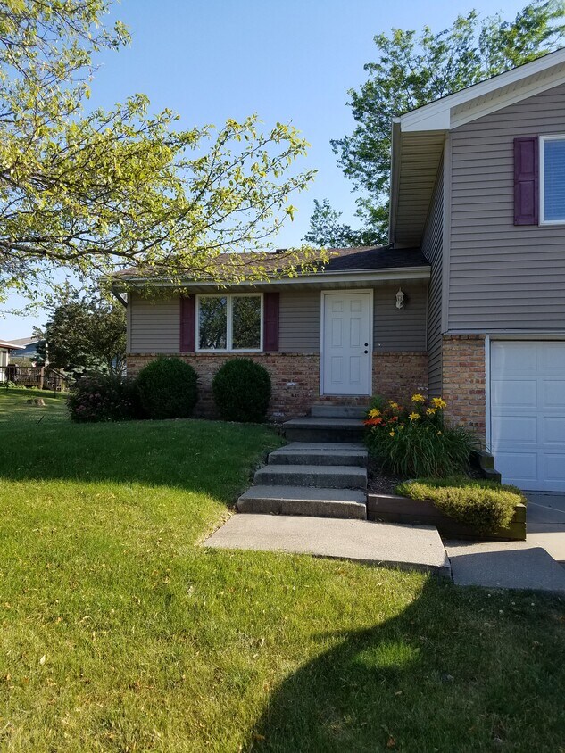 1018 Laesch Ave, Bloomington, IL 61704 Townhome Rentals in