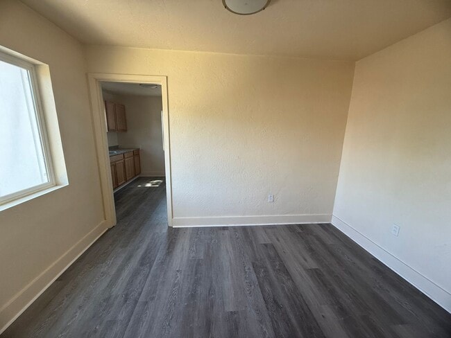 Building Photo - 2 bedroom 1 bath House