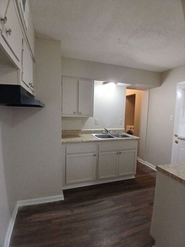 Foto del edificio - Newly renovated 3-bedroom, 1 bath home - Open To Section 8