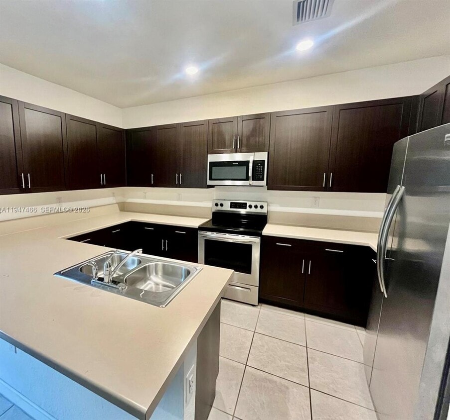 Foto del edificio - 20714 NE 5th Ct