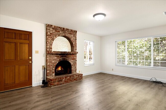 Foto del edificio - 21583 Montgomery St