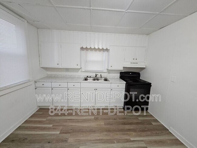 Building Photo - 109 E Eichel Ave