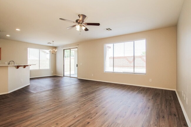 Foto del edificio - 10866 W Chase Ln