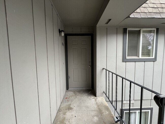 Building Photo - 2 Bed 1.5 Bath Spacious Apartment - New Washer and Dryer Hook-ups NEWLY REMODELED