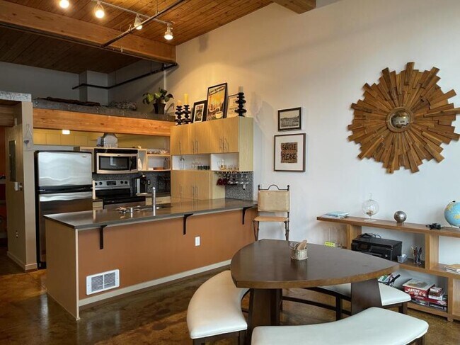 Building Photo - 1 bedroom in Seattle WA 98109
