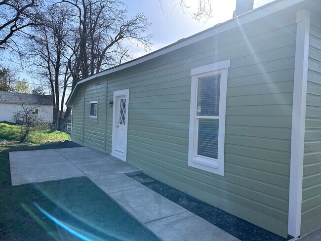 Building Photo - Fully renovated 3 bed 1 bath home.