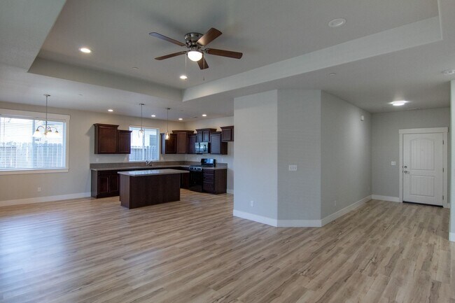 Foto del edificio - MOVE IN SPECIAL $500 OFF FIRST MONTHS RENT