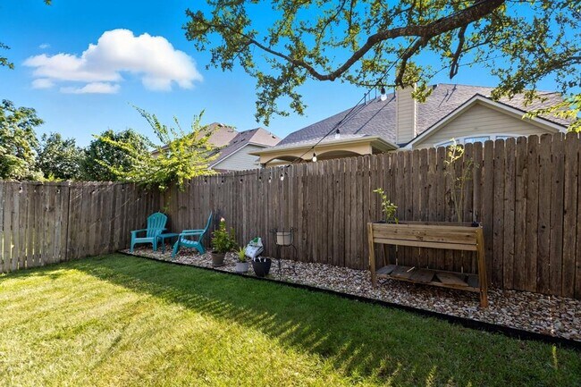 Building Photo - 513 Cerezo Dr