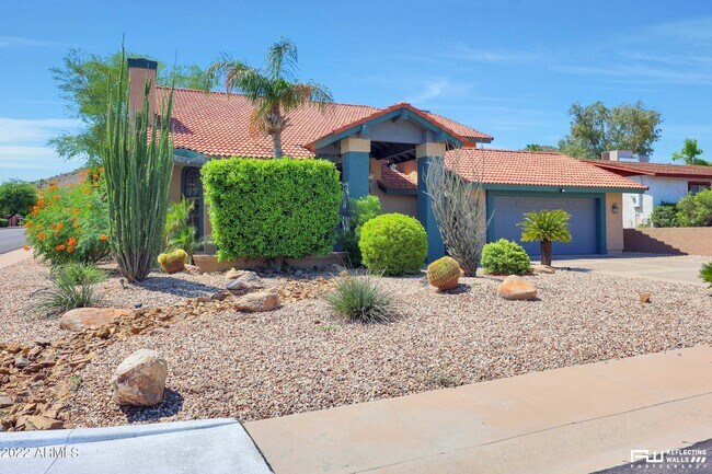 Building Photo - 2645 E Claire Dr