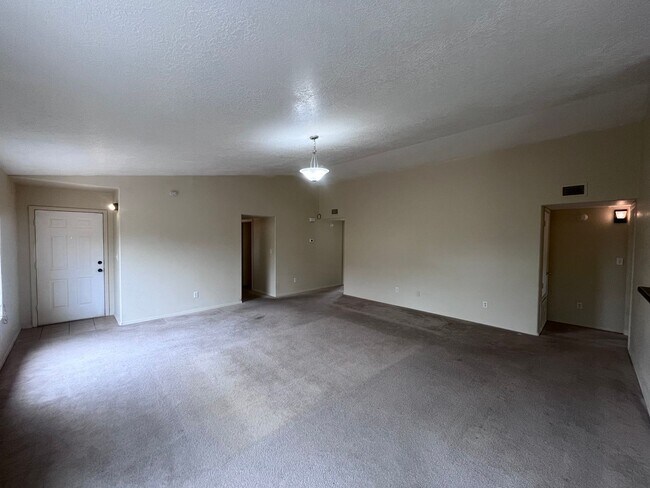 Building Photo - 4 Bedroom 2 Bathroom with 2 Car Garage