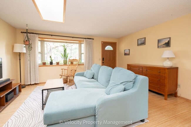 Building Photo - Beautiful home on a large half acre lot!