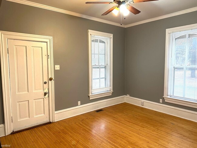 Building Photo - 2 br, 1 bath Duplex - 545 E Chicago St