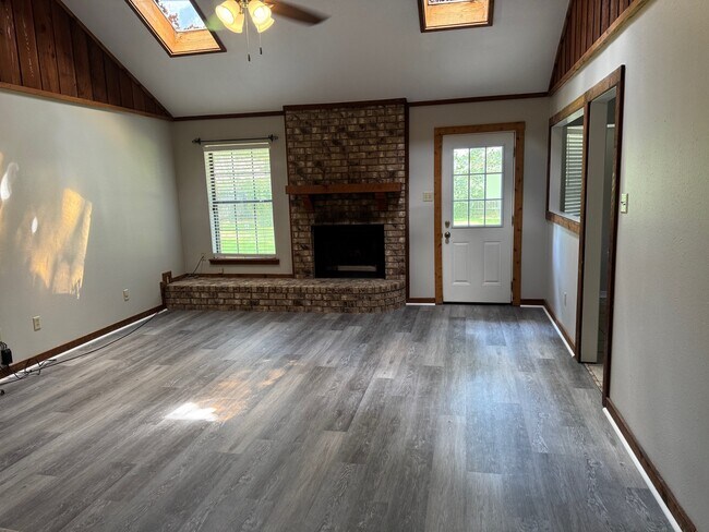 Foto del edificio - 210 Deerwood Ln