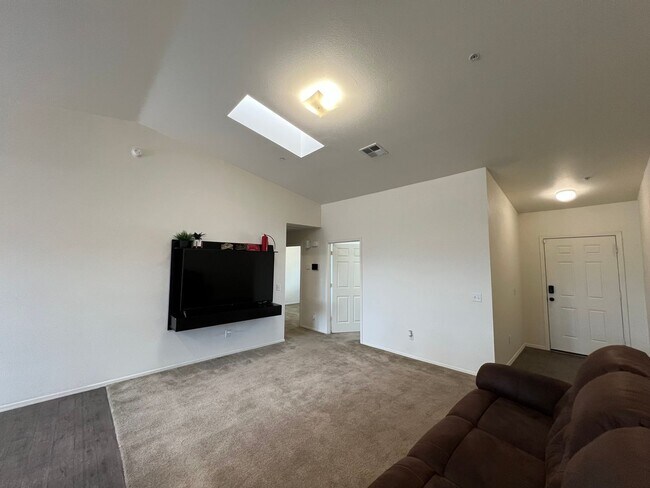Foto del edificio - 3 BEDROOM HOME WITH SOLAR IN DESERT SKY!