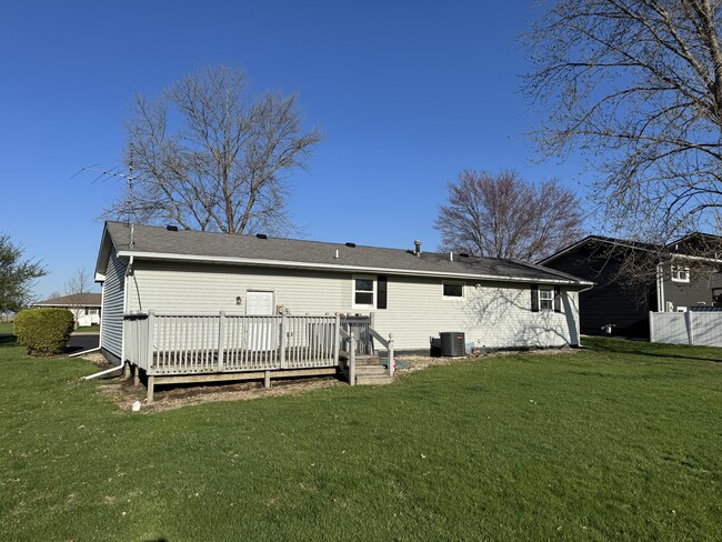 Building Photo - 402 S Stockdale Ln