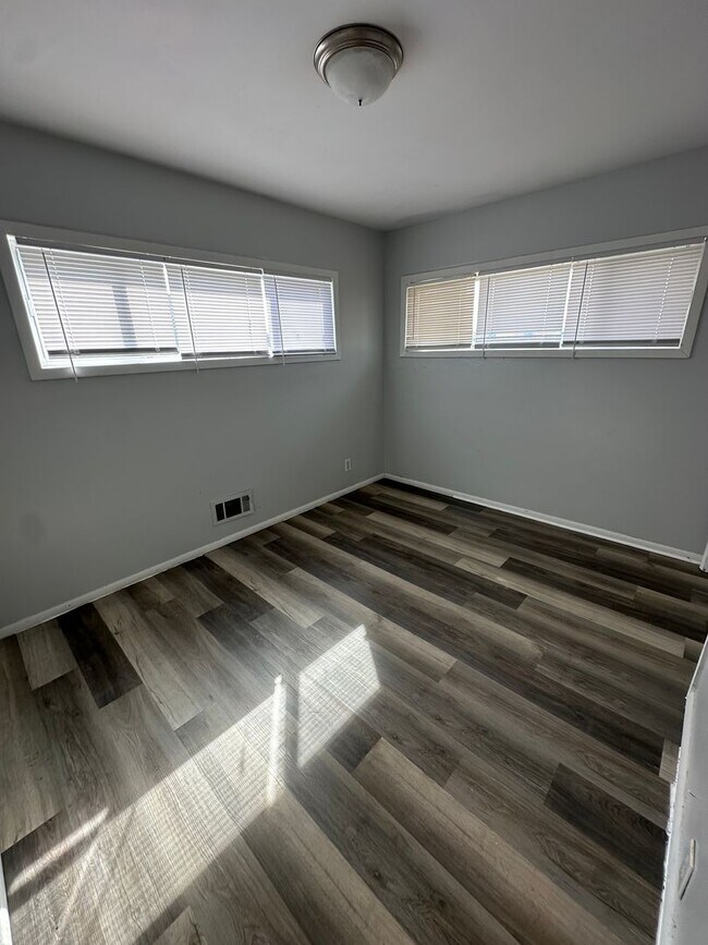 Foto del edificio - 4 bedrooms 1 bathroom