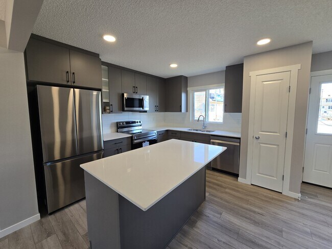 Photo du bâtiment - 1009 Cy Becker Rd NW