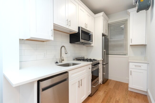 Building Photo - 61 Park Dr