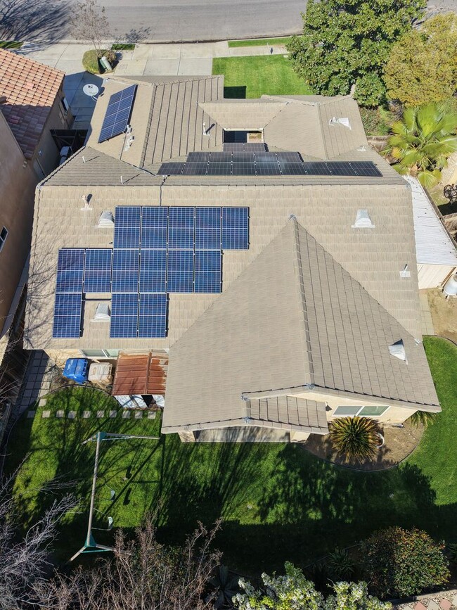 Building Photo - Spacious 4 bed 2 Bath in Desirable NW Bakersfield