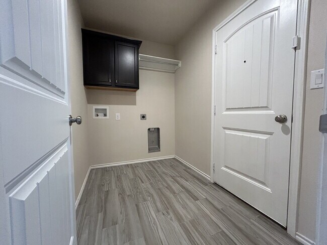 Building Photo - Home Located In Milwaukee Ridge Near Shopping Outlets & Close Access To W. Loop 289!
