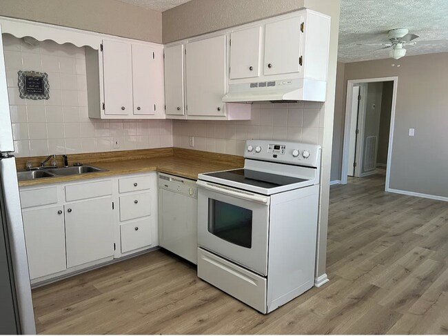 Building Photo - 824 Oak Leaf Dr