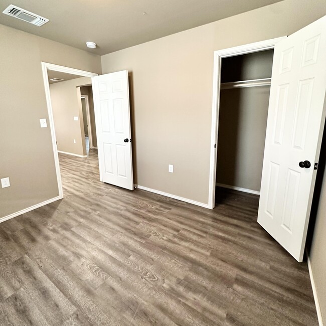 Building Photo - 524 46th St