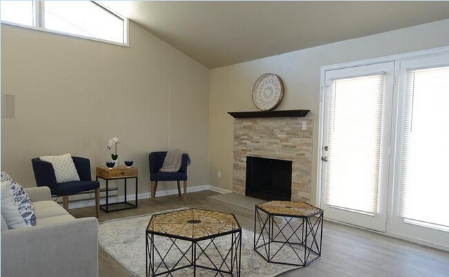 Building Photo - 667 E Clarion Dr